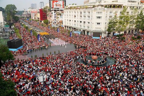 Bảo vệ lịch sử không chỉ là bảo vệ quá khứ, mà còn là bảo vệ nền tảng tinh thần và tương lai của dân tộc. Trong ảnh: Đông đảo người dân hào hứng theo dõi lễ diễu binh tại Lễ kỷ niệm 50 năm ngày Giải phóng miền Nam, thống nhất đất nước. Ảnh tư liệu
