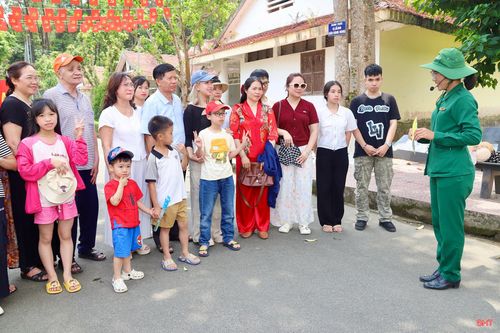 Tôi nhận ra, để làm tốt công việc này không chỉ cần kiến thức mà còn cần sự tinh tế trong cách truyền tải. Mỗi câu chuyện phải được kể sao cho dễ hiểu, gần gũi nhưng vẫn đảm bảo tính chính xác. Điều đó đòi hỏi sự rèn luyện liên tục và tinh thần cầu thị.