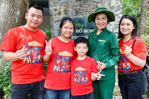 Những ngày đầu vào nghề, tôi không tránh khỏi những bỡ ngỡ và áp lực. Công việc đòi hỏi sự linh hoạt trong cách tiếp cận và khả năng ứng xử với nhiều đoàn khách khác nhau. Qua thời gian, chính những trải nghiệm ấy đã giúp tôi từng bước hoàn thiện kỹ năng và bản lĩnh nghề nghiệp.