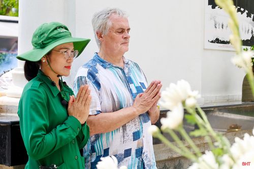 Mỗi ngày, tôi đón nhiều đoàn khách về với Ngã ba Đồng Lộc, trong đó có cả những đoàn khách nước ngoài. Dù khác nhau về độ tuổi, nghề nghiệp hay đất nước, khi câu chuyện bắt đầu, không gian dường như lắng lại trong sự trang nghiêm.