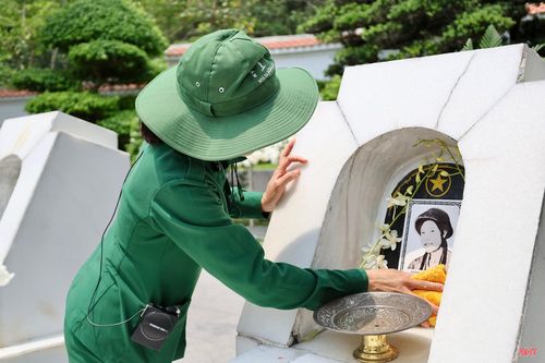 Sau mỗi buổi thuyết minh, điều còn đọng lại không chỉ là những thông tin lịch sử, mà còn là cảm xúc chân thành được thể hiện qua ánh mắt, cử chỉ và sự suy ngẫm của người nghe.