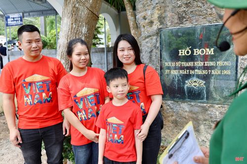 Năm 2009, sau khi tốt nghiệp, tôi được nhận vào công tác tại Ban Quản lý Khu di tích Ngã ba Đồng Lộc (nay là Ban Quản lý Khu di tích Ngã ba Đồng Lộc và Khu tưởng niệm Lý Tự Trọng). Từ đó, tôi bắt đầu hành trình gắn bó với công việc bằng sự nghiêm túc và trách nhiệm.
