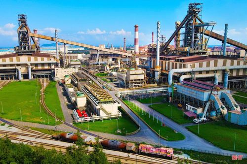 Chiến thắng 30/4 không chỉ là di sản lịch sử mà còn là nguồn lực tinh thần to lớn cho công cuộc đổi mới và phát triển đất nước. Trong ảnh: Sôi động tại Khu kinh tế Vũng Áng.