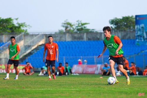  Sau 20 vòng đấu, Hồng Lĩnh Hà Tĩnh tạm thời đứng ở vị trí thứ 9/14 đội với 23 điểm, tuy nhiên, khoảng cách với nhóm đua trụ hạng không quá lớn. "Ban huấn luyện và các cầu thủ hiểu rằng, khoảng cách điểm hiện nay chưa an toàn, chỉ một vài kết quả bất lợi cũng có thể khiến đội bóng rơi vào nhóm nguy hiểm. Chính vì vậy, toàn đội đã quyết định duy trì tập luyện xuyên suốt kỳ nghỉ lễ để có sự chuẩn bị tốt nhất cho vòng 21 và những vòng đấu sau đó." - HLV trưởng Nguyễn Công Mạnh chia sẻ. 
