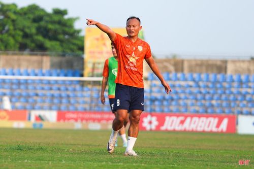 Ở vòng 21, Hồng Lĩnh Hà Tĩnh sẽ chào đón sự trở lại của đội trưởng Trọng Hoàng. Sự có mặt của anh sẽ giúp tuyến giữa có thêm "chất thép" đồng thời làm điểm tựa tinh thần cho các đồng đội trên sân.