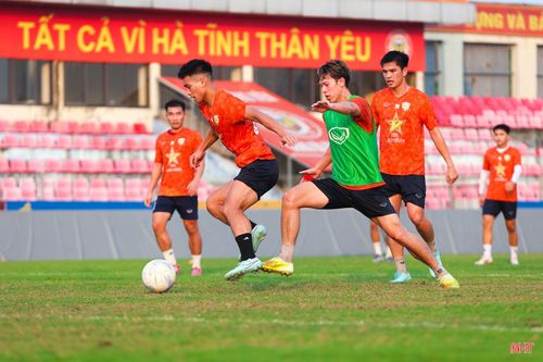 Trong các buổi tập, Ban huấn luyện tập trung điều chỉnh chiến thuật, cải thiện khả năng tận dụng cơ hội cũng như gia cố hàng phòng ngự - những điểm còn hạn chế trong thời gian qua. Sau 20 vòng đấu, Hồng Lĩnh Hà Tĩnh đang là đội bóng có hàng công yếu nhất giải với vỏn vẹn 12 bàn. Dù đã tạo ra được các cơ hội "ngon ăn" trong các trận đấu, tuy nhiên, các chân sút đội bóng núi Hồng lại tỏ ra "vô duyên" khi không thể ghi bàn.