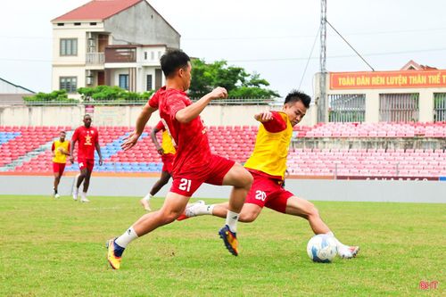  Tiền vệ Bùi Duy Thường - cầu thủ đội HLHT chia sẻ: "PVF - CAND dù đang đứng cuối bảng nhưng họ có dàn cầu thủ trẻ khá chất lượng, các ngoại binh cũng có chuyên môn tốt và đặc biệt là được thi đấu trên sân nhà. Tuy vậy, chúng tôi đang tập trung cao với quyết tâm giành kết quả tốt nhất". 