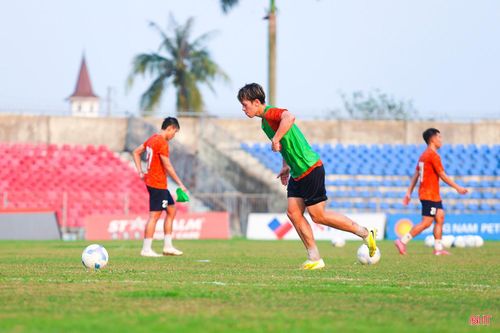 Người hâm mộ kỳ vọng, với sự tập luyện nghiêm túc, đội bóng núi Hồng sẽ có được kết quả khả quan ở vòng đấu tới để sớm giành vé trụ hạng.