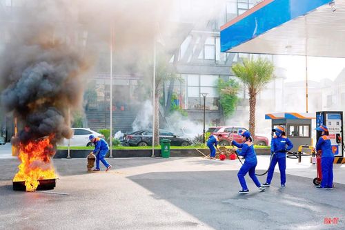 Cán bộ, nhân viên cửa hàng xăng dầu số 1 được hướng dẫn kỹ năng chữa cháy, dập tắt đám cháy.