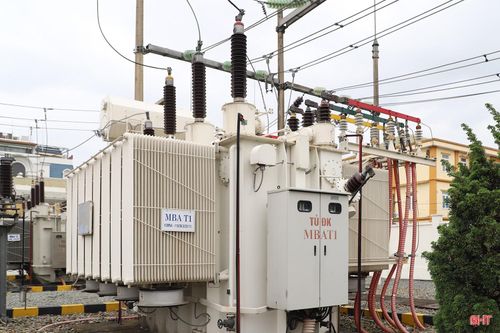 Chị Dương Kiều Oanh và đồng nghiệp tại Công ty Điện lực Hà Tĩnh kiểm tra thiết bị trong ca trực sáng 30/4.