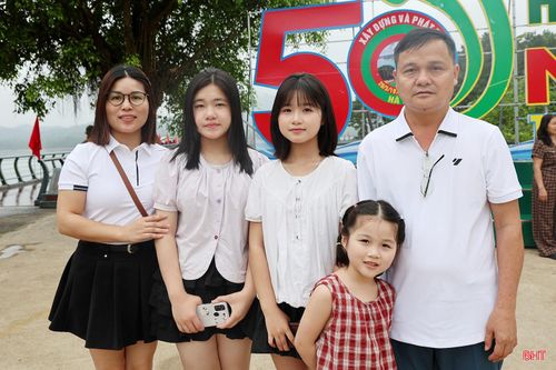  Dịp này, gia đình anh Đinh Thanh Tuấn (xã Tuyên Sơn, tỉnh Quảng Trị) đã chọn Hà Tĩnh làm điểm đến. Anh Tuấn chia sẻ: "Đến hồ Kẻ Gỗ, các thành viên trong gia đình tôi không chỉ có những trải nghiệm mới mẻ mà còn cảm nhận được sự thư thái khi hòa mình vào không gian thiên nhiên trong lành". 