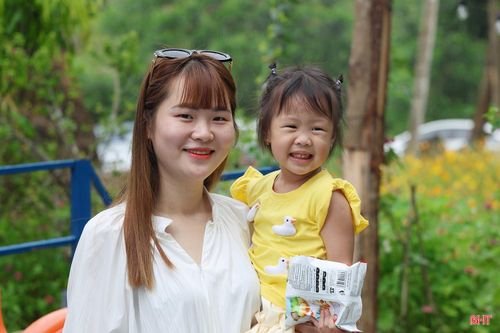 Chị Thái Thị Hà (xã Thiên Nhẫn, tỉnh Nghệ An) phấn khởi: "Kỳ nghỉ lễ này, chúng tôi chọn điểm du lịch sinh thái Phan Gia Trang Farm ở xã Thạch Xuân, Hà Tĩnh. Không gian ở đây rất thoáng đãng, gần gũi với thiên nhiên. Các cháu rất thích thú khi được tham quan, khám phá và tham gia nhiều hoạt động ngoài trời. Đây thực sự là một điểm đến ý nghĩa để cả gia đình cùng nghỉ ngơi sau những ngày bận rộn". 