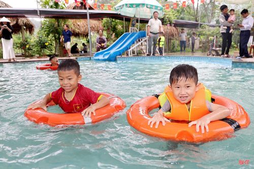 Ghi nhận tại các điểm du lịch sinh thái, lượng du khách về tham quan, trải nghiệm khá đông. Đây là dịp để các gia đình nghỉ ngơi, thư giãn, đặc biệt là các em nhỏ có cơ hội vui chơi, khám phá thiên nhiên một cách thỏa thích, góp phần tạo nên những kỷ niệm đáng nhớ.