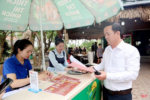  Ông Trần Thế Tiềm – Giám đốc điều hành Khu du lịch Đá Bạc Eco (xã Thạch Xuân) cho biết: “Để đáp ứng nhu cầu ngày càng tăng của du khách, chúng tôi đã chú trọng nâng cấp cơ sở hạ tầng, mở rộng không gian trải nghiệm và bổ sung thêm nhiều dịch vụ mới. Khu du lịch mong muốn mang đến cho du khách những trải nghiệm vừa gần gũi thiên nhiên, vừa được sử dụng những dịch vụ có chất lượng". 
