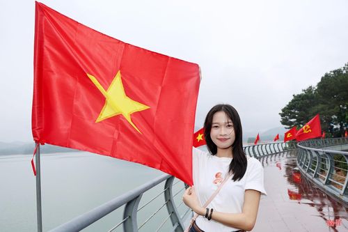 Không chỉ là công trình đại thủy nông cung cấp nước phục vụ sản xuất, sinh hoạt, hồ Kẻ Gỗ còn trở thành địa điểm du lịch sinh thái hấp dẫn. Vì vậy, dù thời tiết không mấy thuận lợi, nhưng lượng du khách trong và ngoài tỉnh đến tham quan, trải nghiệm tại đây vẫn khá đông.
