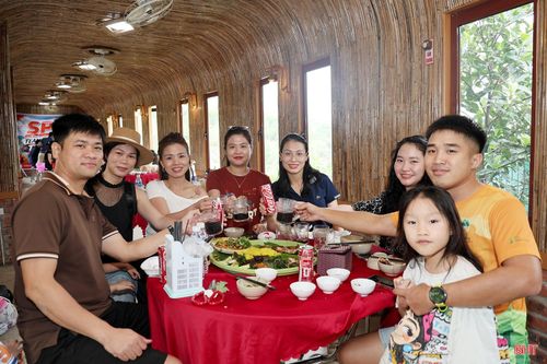 Về với các khu du lịch sinh thái ở Hà Tĩnh, du khách còn có cơ hội thưởng thức ẩm thực mang đậm hương vị địa phương. Sự kết hợp giữa cảnh quan xanh mát, hoạt động trải nghiệm phong phú và ẩm thực đặc sắc đã tạo nên sức hút riêng, góp phần mang đến cho du khách những chuyến đi trọn vẹn và đáng nhớ.
