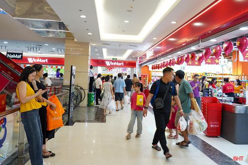 Hoạt động mua sắm và giải trí diễn ra suôn sẻ, góp phần tạo nên không khí sôi động, thúc đẩy tiêu dùng trong dịp lễ.