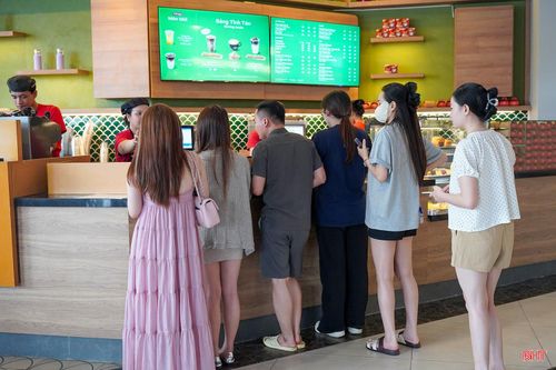 Nhân viên làm việc liên tục để đáp ứng nhu cầu khách hàng.