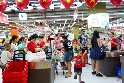 Dự báo lượng khách sẽ tăng cao vào dịp nghỉ lễ, các siêu thị, trung tâm thương mại đã chủ động chuẩn bị từ sớm. Ông Võ Công Hải – Giám đốc Siêu thị Winmart Hà Tĩnh cho biết: “Chúng tôi đã lên kế hoạch tăng lượng hàng dự trữ khoảng 30–40% so với ngày thường; đồng thời bố trí thêm nhân viên, mở thêm quầy thanh toán để tránh tình trạng quá tải. Công tác an ninh, trật tự cũng được chúng tôi đảm bảo để khách hàng yên tâm mua sắm”.