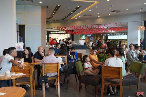 Do thời tiết không thuận lợi, nhiều gia đình đã lựa chọn không gian tại trung tâm thương mại để vui chơi, mua sắm. Chị Nguyễn Thị Lan (phường Thành Sen) chia sẻ: “Ngày lễ không đi xa nên gia đình tôi chọn vào trung tâm thương mại. Ở đây có đầy đủ từ ăn uống, mua sắm đến khu vui chơi cho trẻ nhỏ, rất tiện lợi và mát mẻ.”