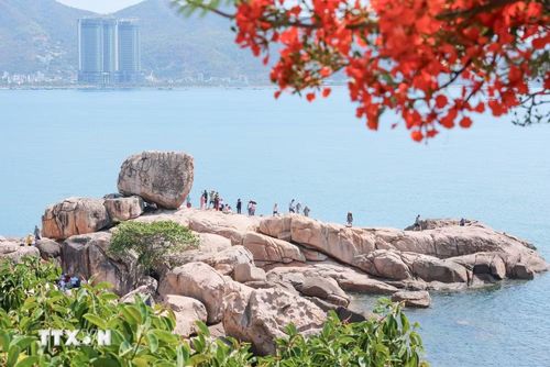 Hòn Chồng, hòn Vợ là địa điểm thu hút du khách khi đến với Nha Trang, Khánh Hòa. (Ảnh: Hoàng Hiếu/TTXVN)