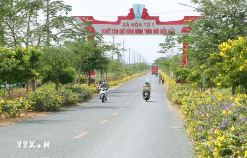 Đường giao thông về xã nông thôn mới kiểu mẫu của tỉnh Sóc Trăng. (Ảnh: Tuấn Phi/TTXVN)