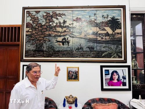 Gia đình ông Lumban Sianipar đặc biệt thích khung cảnh làng quê Việt Nam. (Ảnh: Đỗ Quyên/TTXVN)