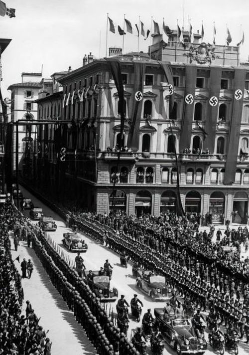 Benito Mussolini lái xe qua các đường phố Florence cùng Adolf Hitler vào tháng 5/1938. Ảnh: Sueddeutsche Zeitung