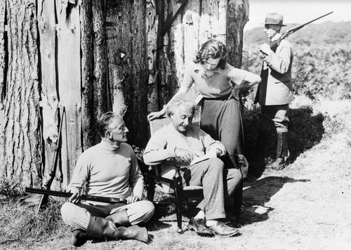 Albert Einstein (thứ hai từ trái sang) tại khu nghỉ dưỡng gần Cromer. Ảnh: Getty Images
