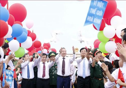 Tổng Bí thư, Chủ tịch nước Tô Lâm và các đại biểu thả chim bồ câu trên cầu Hiền Lương dịp kỷ niệm 51 năm ngày Giải phóng hoàn toàn miền Nam, thống nhất đất nước (30/4/1975 - 30/4/2026). Ảnh: Thống Nhất/TTXVN