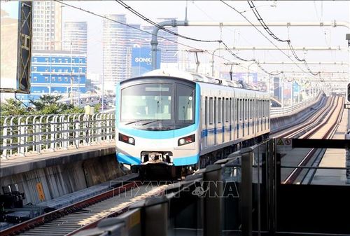 Tàu Metro số 1 Bến Thành - Suối Tiên di chuyển từ trung tâm Thành phố Hồ Chí Minh hướng Suối Tiên. Ảnh: Hồng Đạt/TTXVN