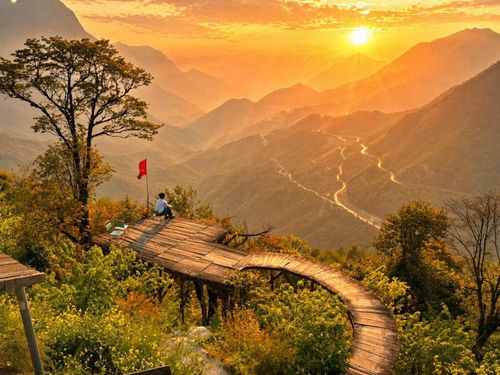 Du khách thích thú ngắm cảnh hoàng hôn trên đỉnh đèo Ô Quy Hồ.