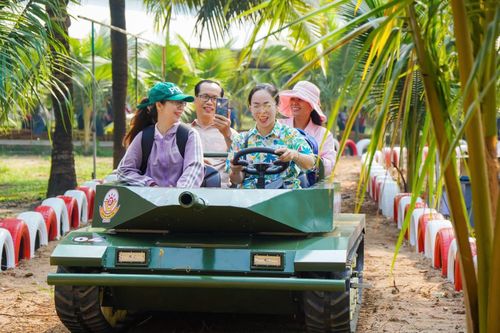 Du khách trải nghiệm các trò chơi tại TP Hồ Chí Minh.