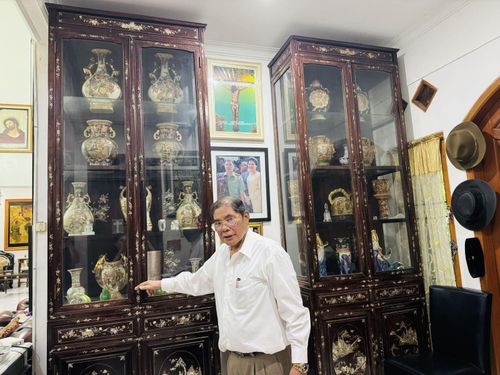 Chiếc tủ khảm trai mỹ nghệ mà ông Lumban Sianipar công phu chuyển về từ Việt Nam. Ảnh: Đỗ Quyên – PV TTXVN tại Indonesia