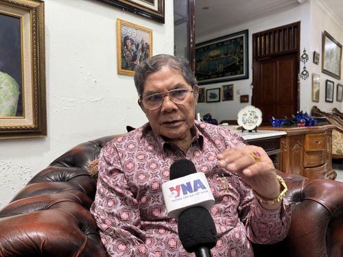 Ông Lumban Sianipar trong ngôi nhà đầy ắp ký ức Việt Nam. Ảnh: Đỗ Quyên – PV TTXVN tại Indonesia