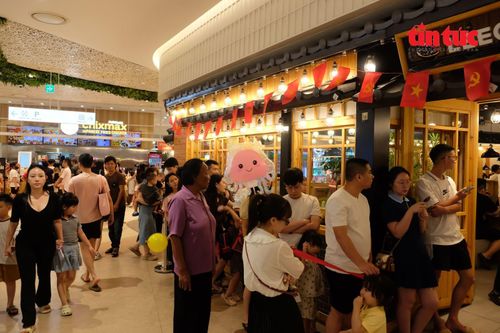 Các nhà hàng ăn uống rơi vào tình trạng quá tải...