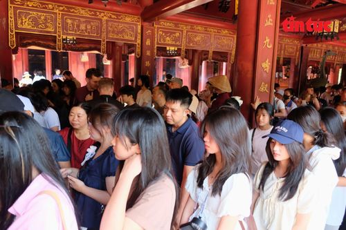 Hàng dài người đứng đợi xin chữ tại Văn Miếu - Quốc Tử Giám.