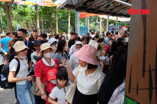 Từ sáng sớm ngày đầu tiên của kỳ nghỉ lễ, tại các cổng vào và khu vực quầy bán vé của vườn thú Thủ Lệ đã xuất hiện hàng dài du khách chờ đợi.