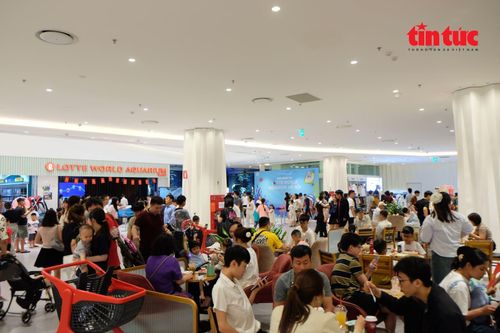 Các trung tâm thương mại thu hút một lượng lớn du khách trong kỳ nghỉ Lễ 30/4 - 1/5.