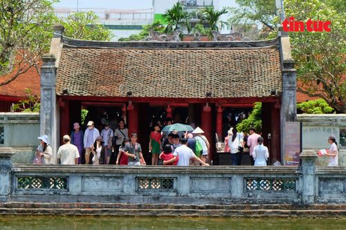 Văn Miếu - Quốc Tử Giám thu hút đông du khách thăm quan.