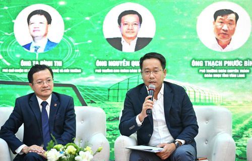 Phó Tổng giám đốc Công ty Bảo hiểm Agribank Lê Đình Huy (hình phải).