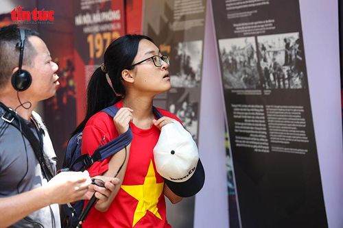 Bạn trẻ xúc động khi tìm hiểu về những hy sinh, mất mát trong các cuộc kháng chiến bảo vệ Tổ quốc.