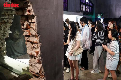 Xúc động xem tái hiện khung cảnh các tù nhân cách mạng bị giam giữ trong “địa ngục trần gian” Hỏa Lò năm xưa.
