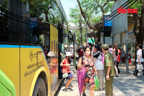 Bến xe buýt những ngày lễ tấp nập người.