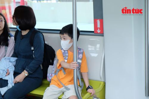 Hành khách nhí tự tin đi tàu điện một mình.