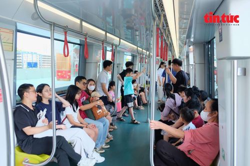 Dù không phải giờ cao điểm, 4 toa tàu điện vẫn chật kín chỗ ngồi.