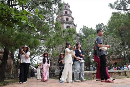 Du khách đến Huế luôn lựa chọn điểm đến đền chùa, du lịch tâm linh, tĩnh lặng - là những sản phẩm du lịch tạo xu hướng của Huế. Ảnh: Kha Phạm/TTXVN