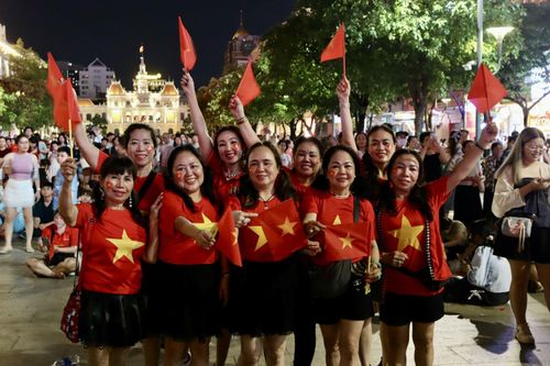 Không khí vui tươi, rạng rỡ và đỏ rực màu cờ trên các con phố chính của TP Hồ Chí Minh vào tối 30/4.