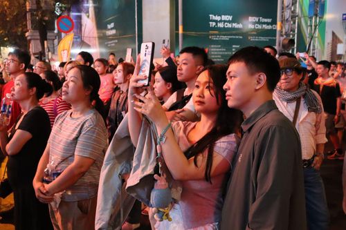 Các bạn trẻ hòa mình vào không khí ngày độc lập.