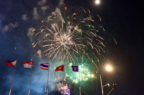 TP Hồ Chí Minh đồng loạt bắn pháo hoa tại 8 điểm chào mừng 51 năm ngày đất nước thống nhất.